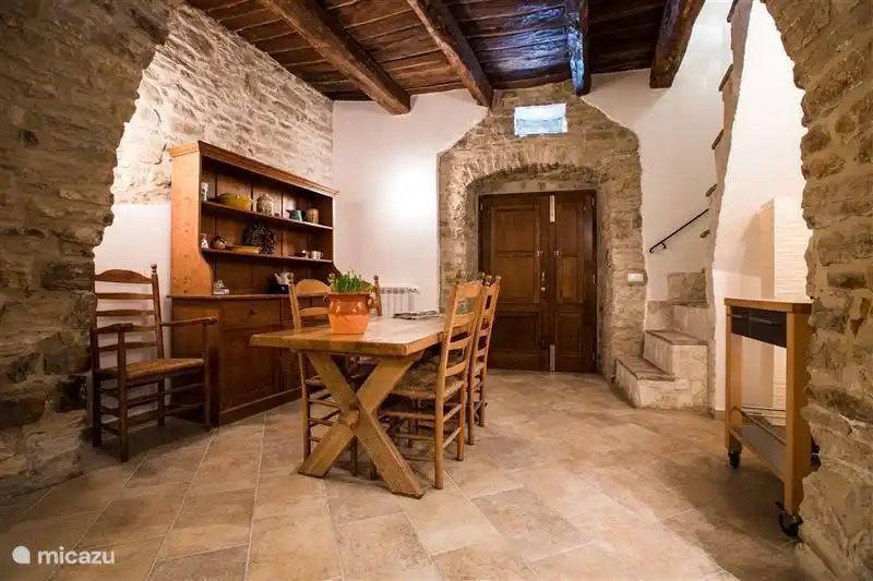 Wohnraum mit Küche, Essecke und Sitzecke