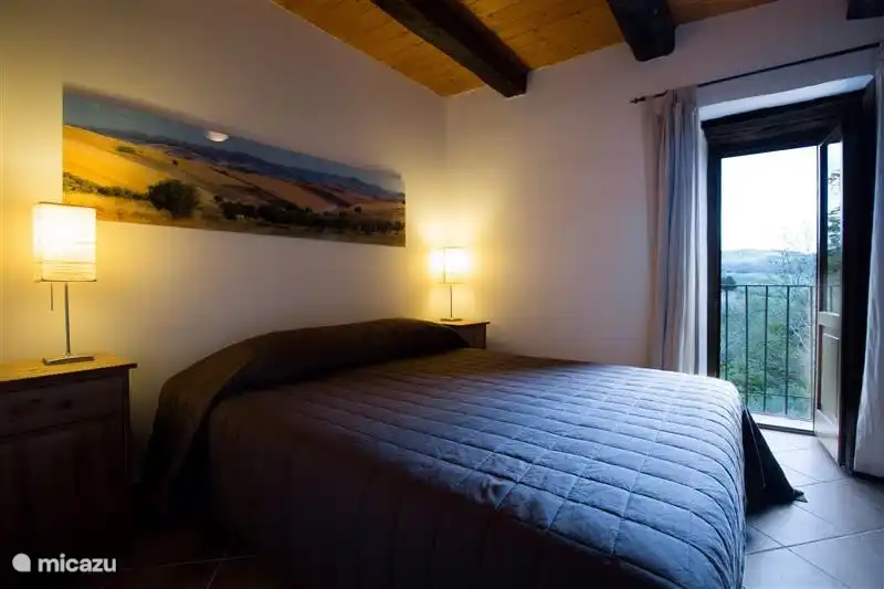 Schlafzimmer in der ersten Etage mit herrlichem Blick über die Hügel von Molise