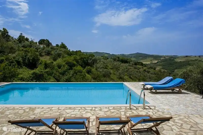 Pool mit Blick auf den schönen Molise