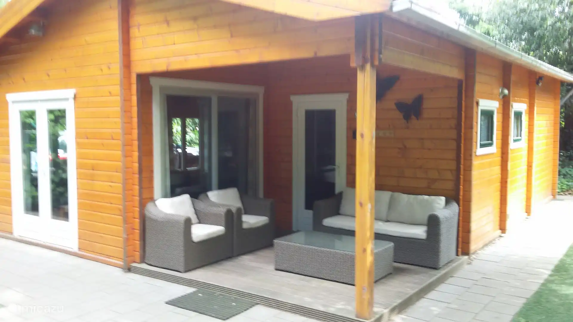 überdachter Sitzbereich mit Lounge-Set