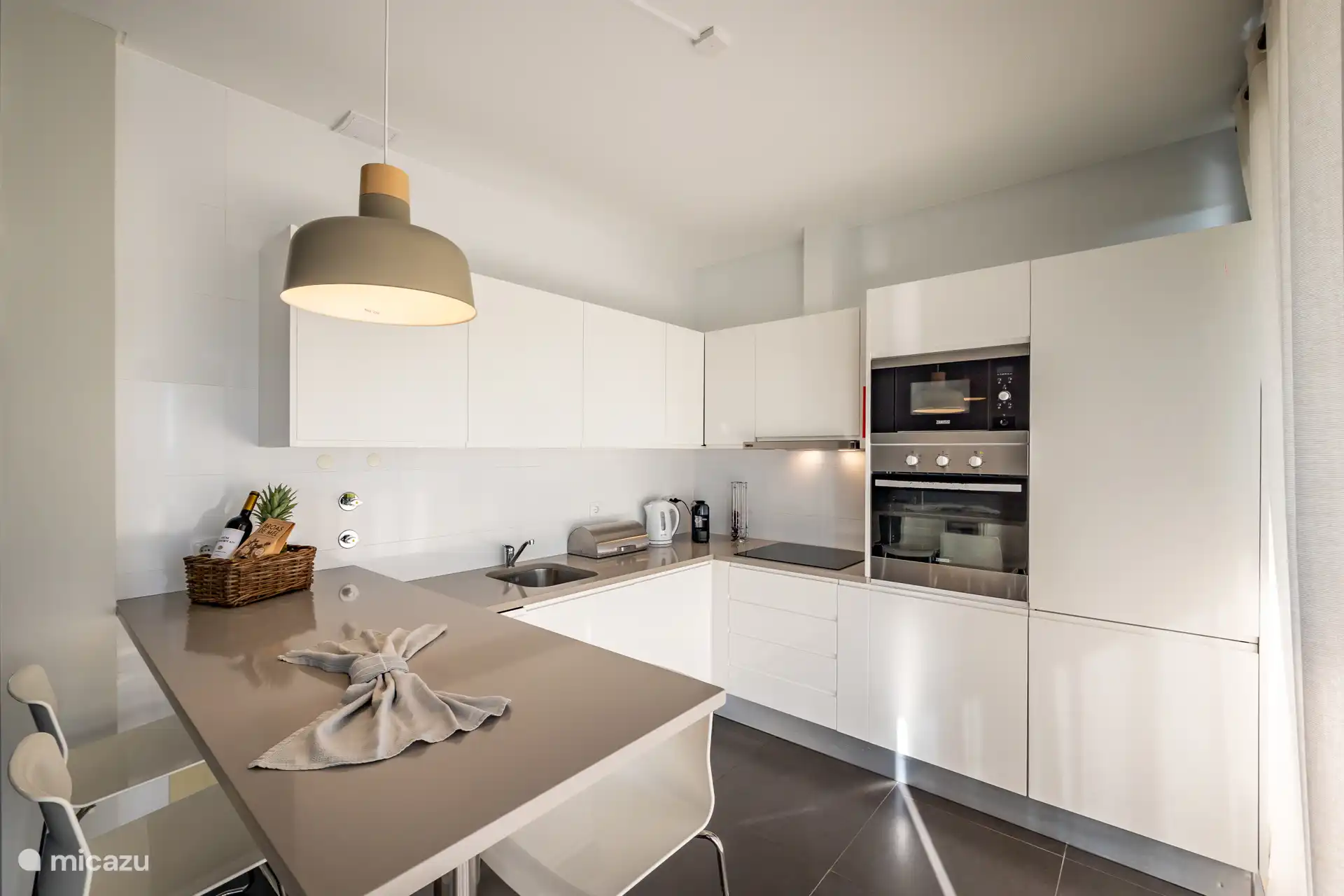 Modern kitchen fully equipped.