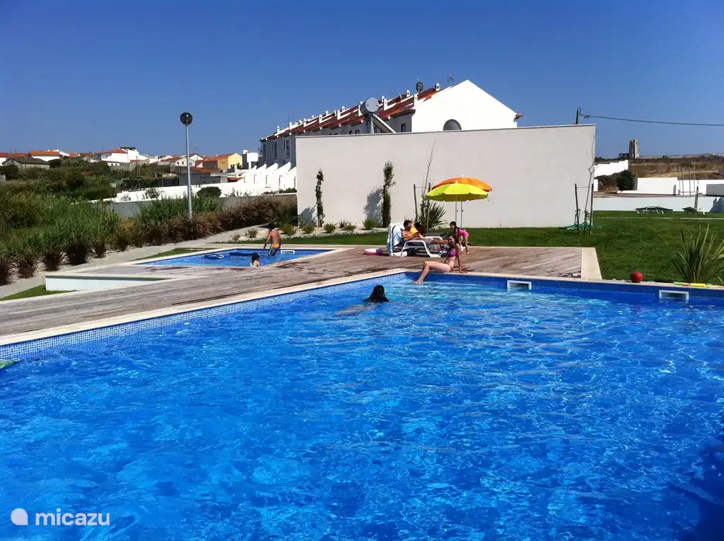 Shared swimming pool 100m2 + paddling pool, relax next to your villa.