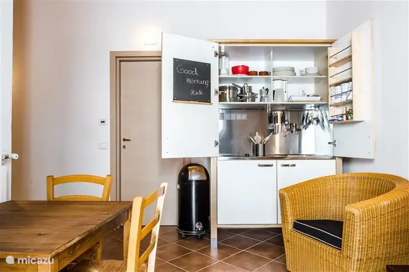 Wohnzimmer mit Essecke, Sitzecke und Küchenzeile