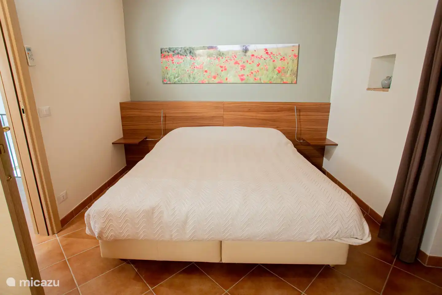 Schlafzimmer mit schöner Aussicht über die Hügel