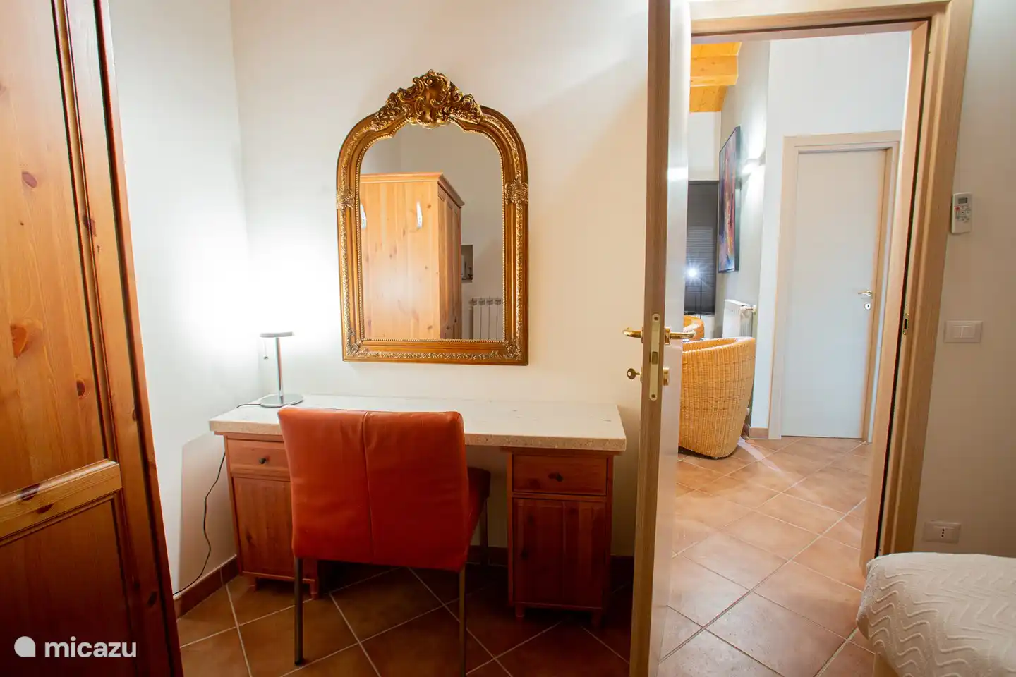 Schlafzimmer mit herrlichem Blick über die Hügel und einen geräumigen Kleiderschrank