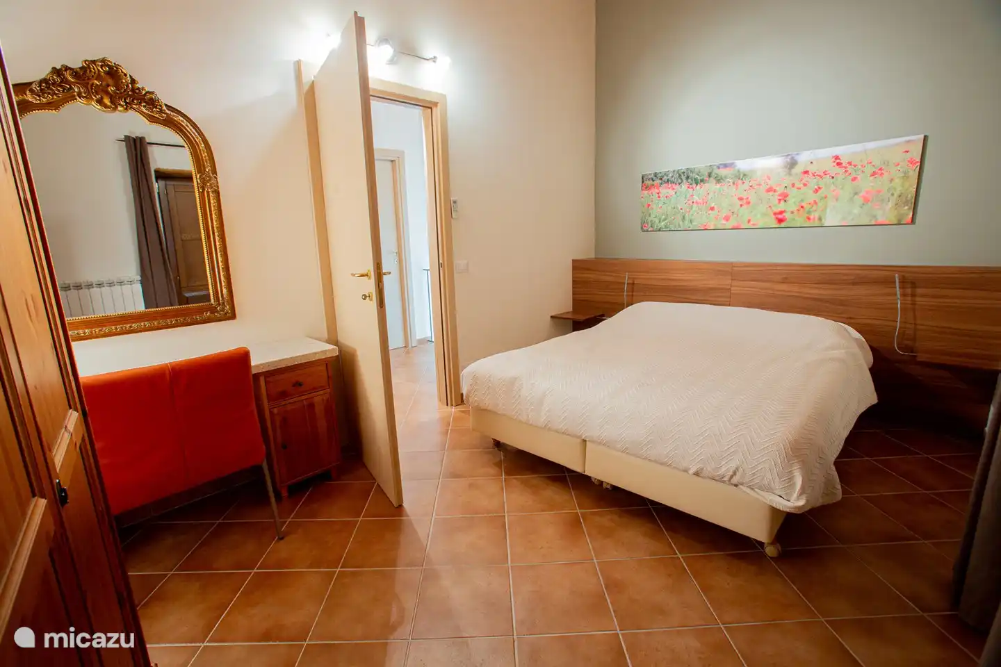 Schlafzimmer mit schöner Aussicht über die Hügel