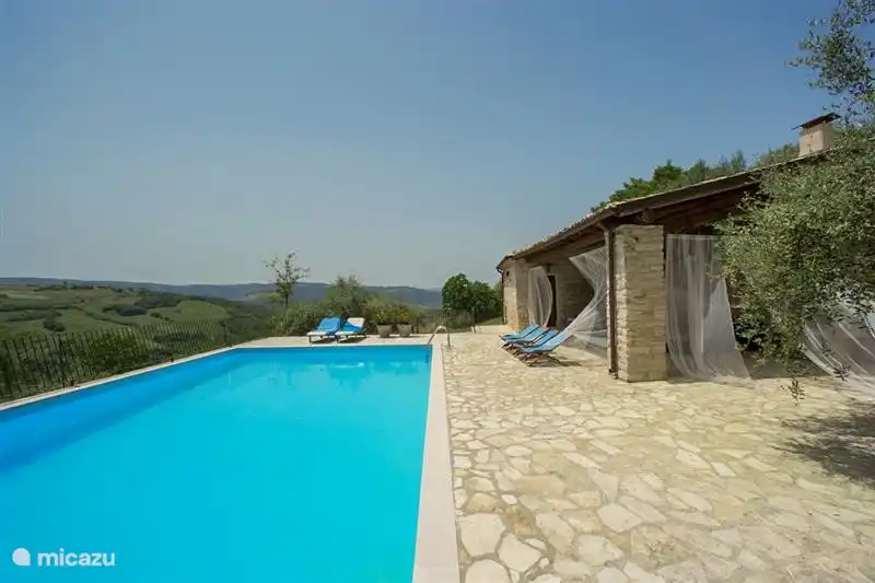 Schwimmbad mit herrlichem Ausblick und einer überdachten Sitzecke