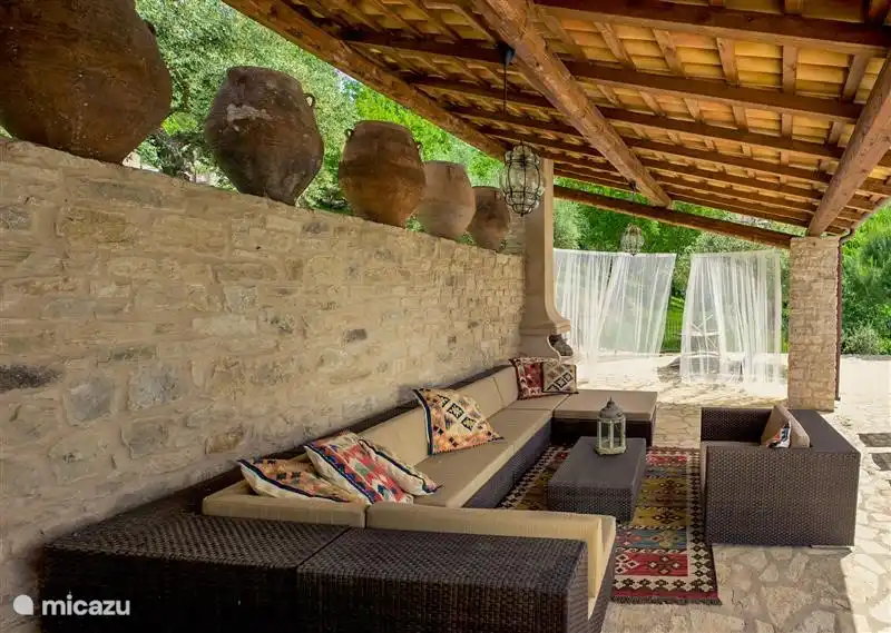 Lounge-Bereich am Pool