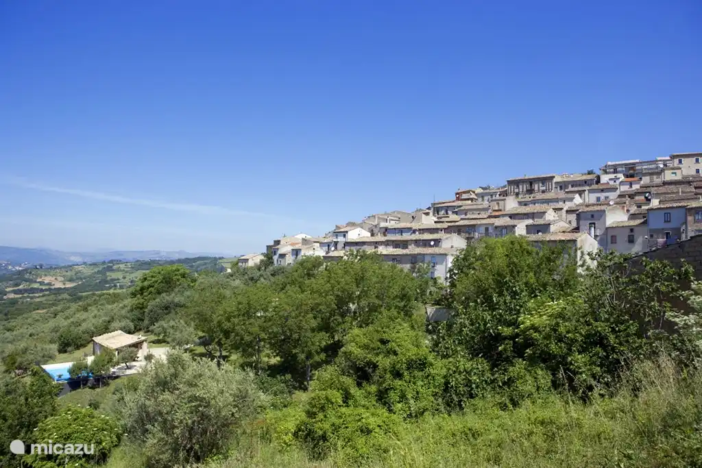 Mit Blick auf das Dorf, den Garten und Pool