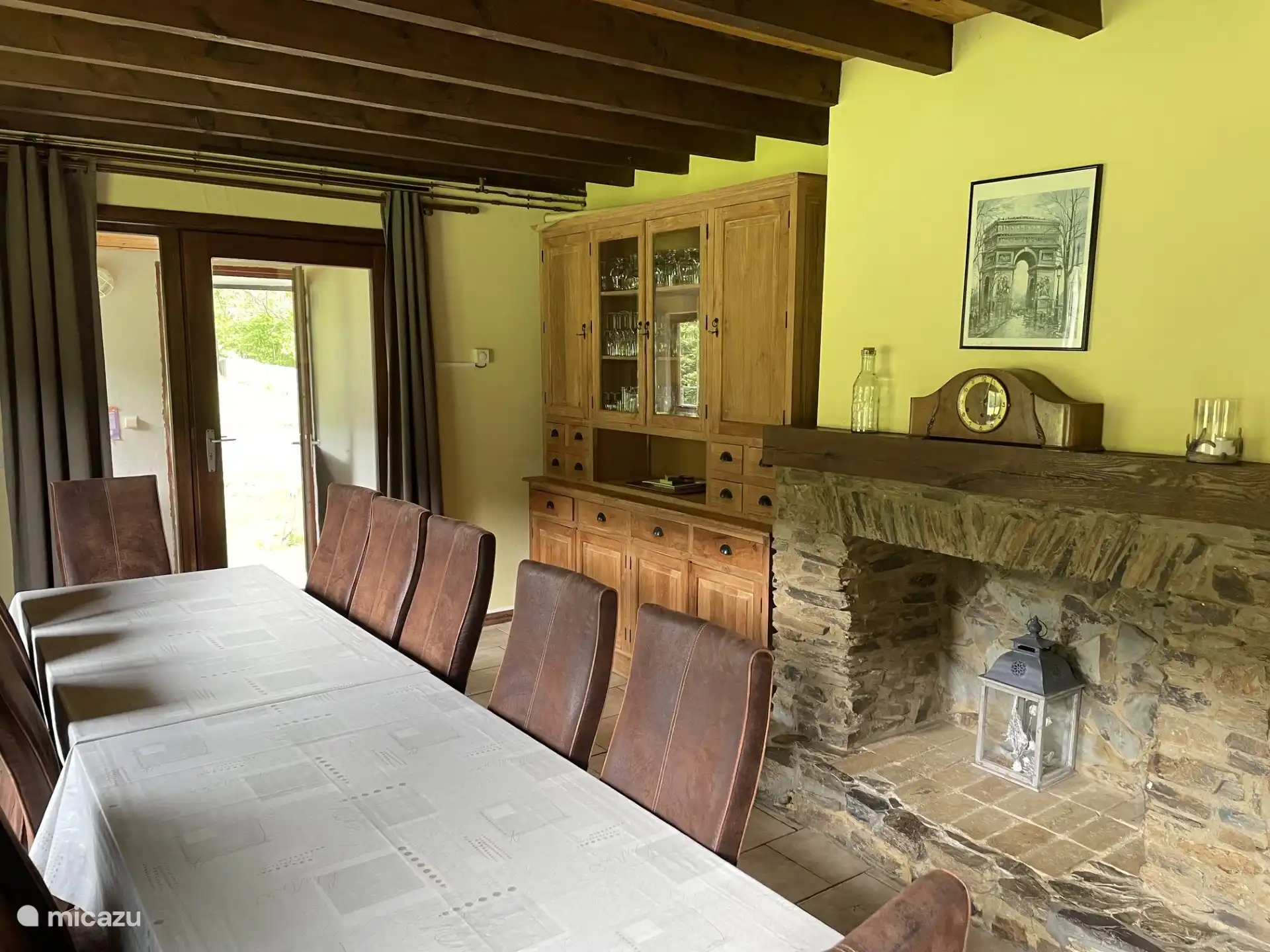 Eetkamer met 2 tafels en 12 stoelen n