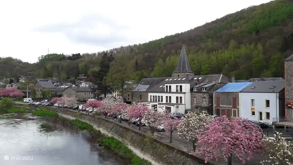 Village Bohan mit mehreren Restaurants, Cafés, Bäckereien, Metzgereien und Delhaize
