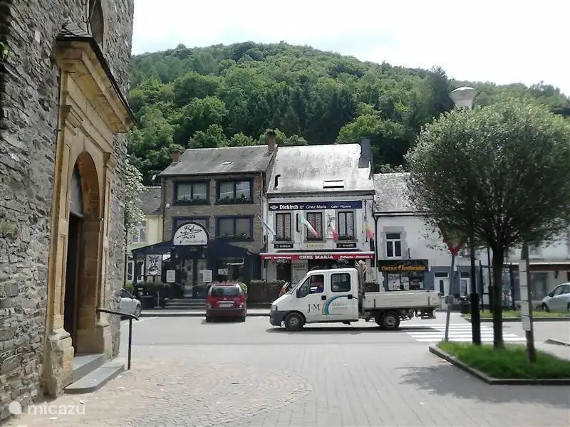 Bohan est le dernier village de Belgique à être baigné par la Semois. L'église paroissiale de 1760 est un bel édifice construit en pierre de la région. La grotte de Lourdes sur la rive gauche de la Semois, un peu en aval du village, est une reproduction fidèle de celle de Lourdes. 177 hectares de nature