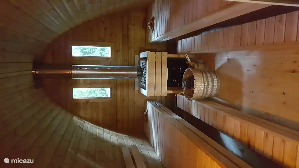 le sauna au feu de bois dans le jardin