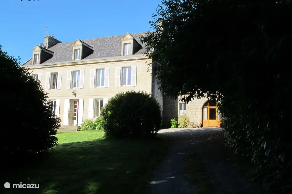 Château de Guernevelien, avec notre gîte le Chariot à côté.