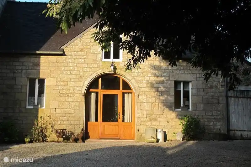 La façade du Gîte Le Chariot au printemps, l'ancien relais de poste est devenu un gîte confortable !