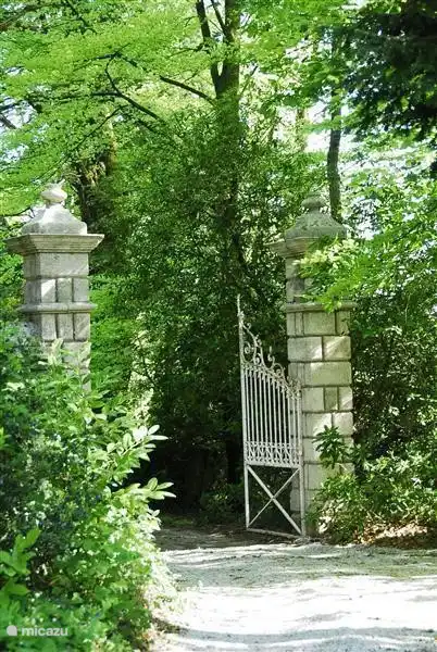 L'allée de Guernevelien, le portail vous est ouvert