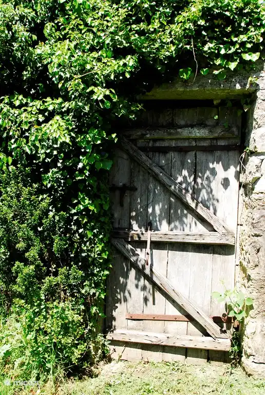 porte cachée dans la cour....