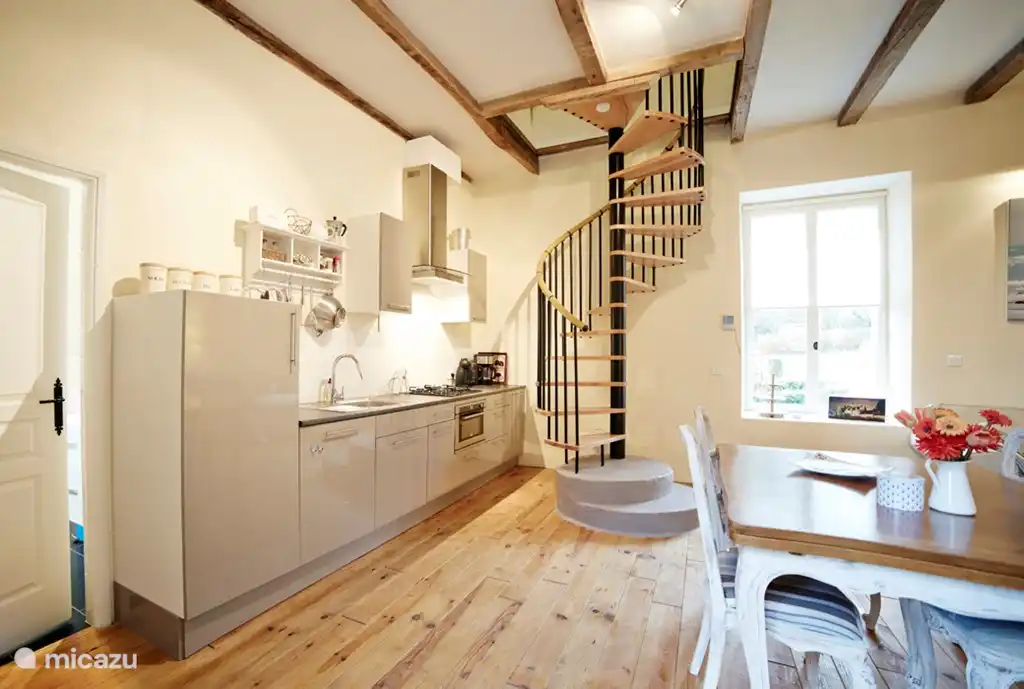 La cuisine, avec réfrigérateur/congélateur, lave-vaisselle, combiné micro-ondes... Tout ce qu'il faut pour un repas convivial ! Cuisiner c'est cuisiner ici !!!