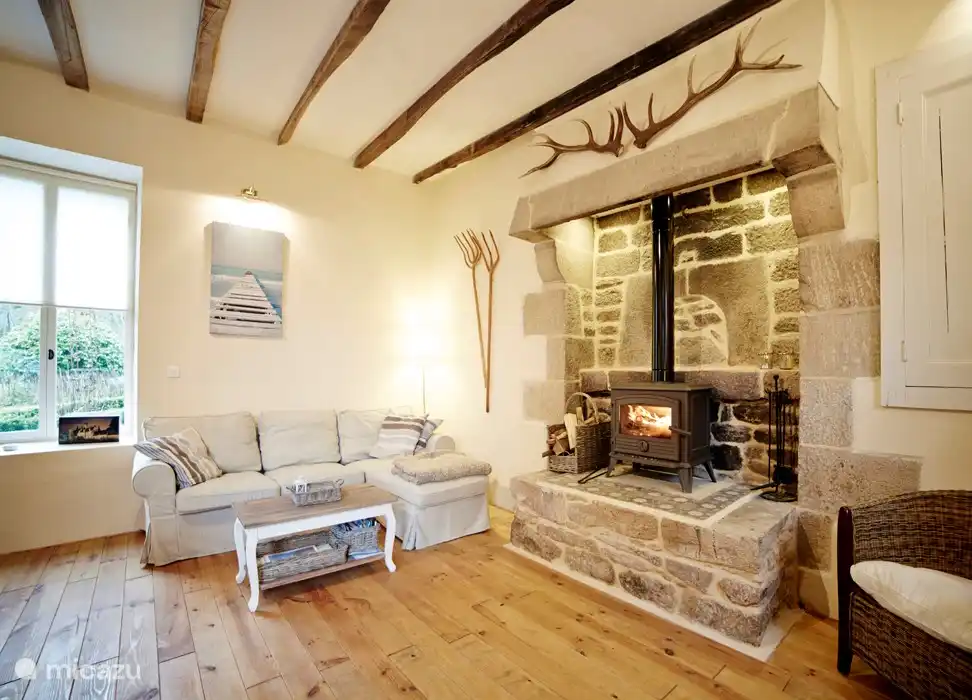 Le coin salon du séjour avec le poêle à bois cosy