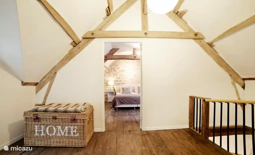 Au-dessus d'un palier avec vue sur l'une des deux chambres spacieuses