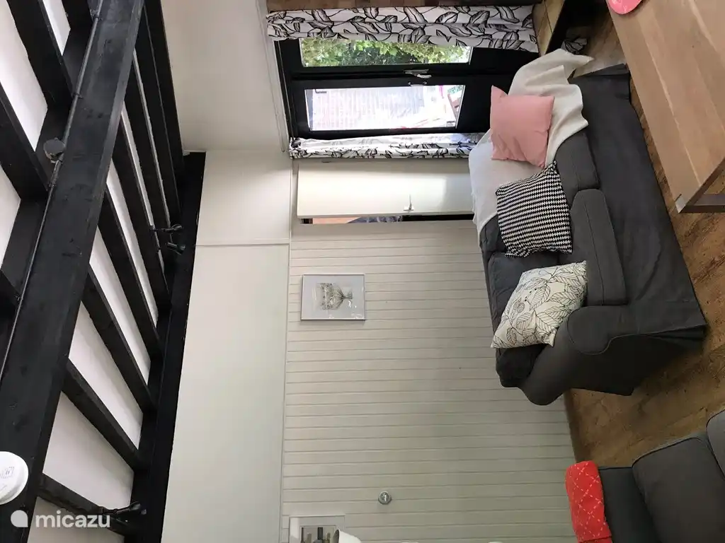 Zithoek, tweezitsbank bij open haard
