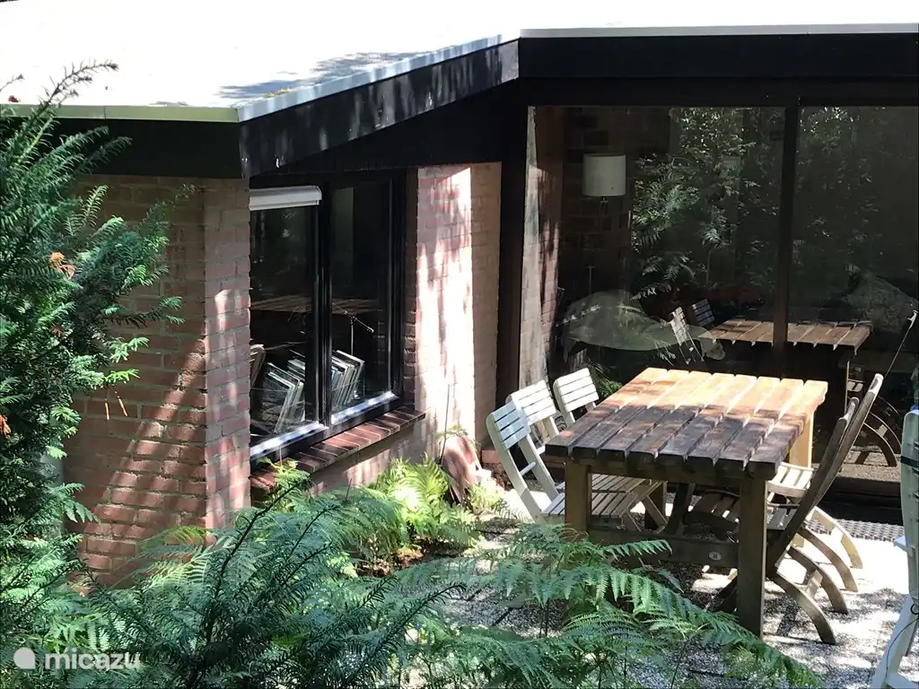 Terras aan de zijkant, bij de schuifpui