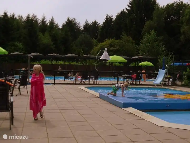 Zwembad 1 groot zwembad en 2 aparte kleuter-en peuterbaden