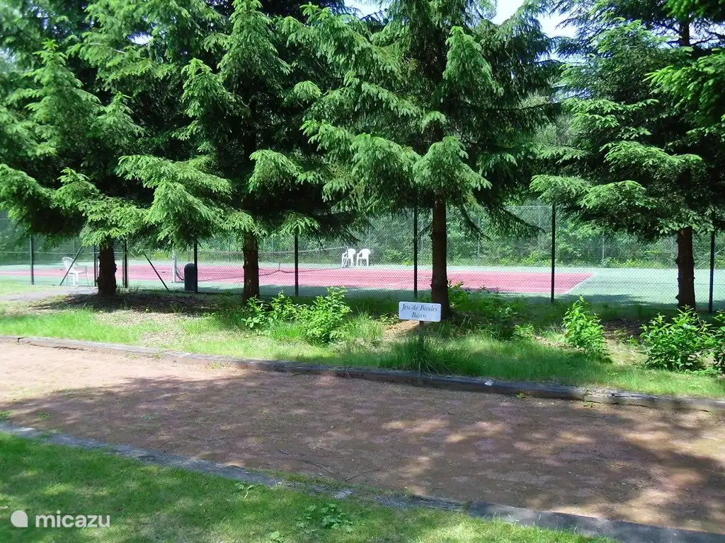 Tennisbaan en Jeunde Boules op het park