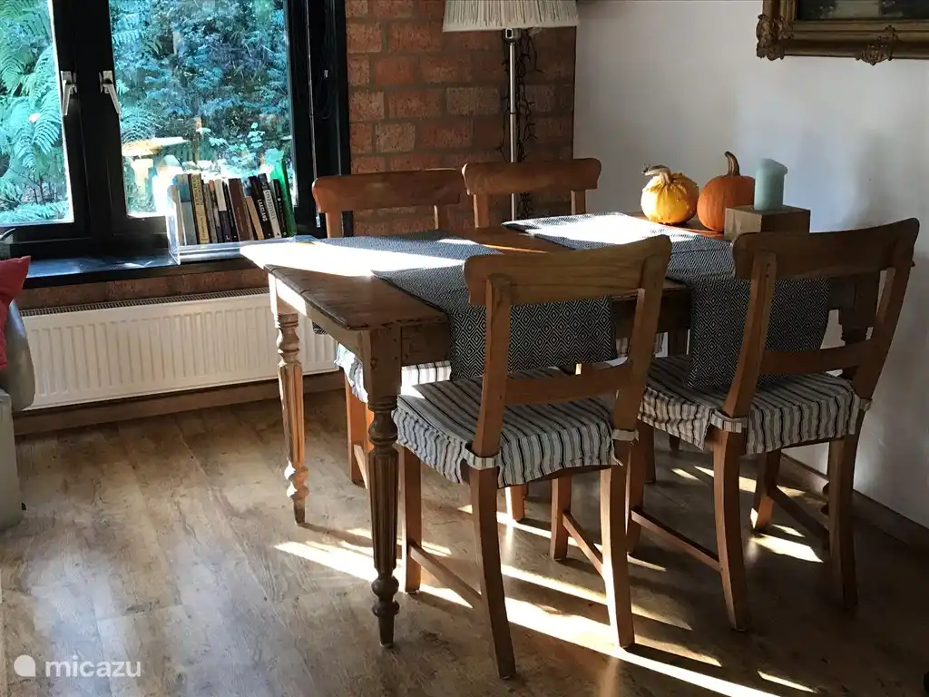 Eethoek in de uitbouw, aan de andere zijde staat een extra tafel voor spelletjes en puzzles.