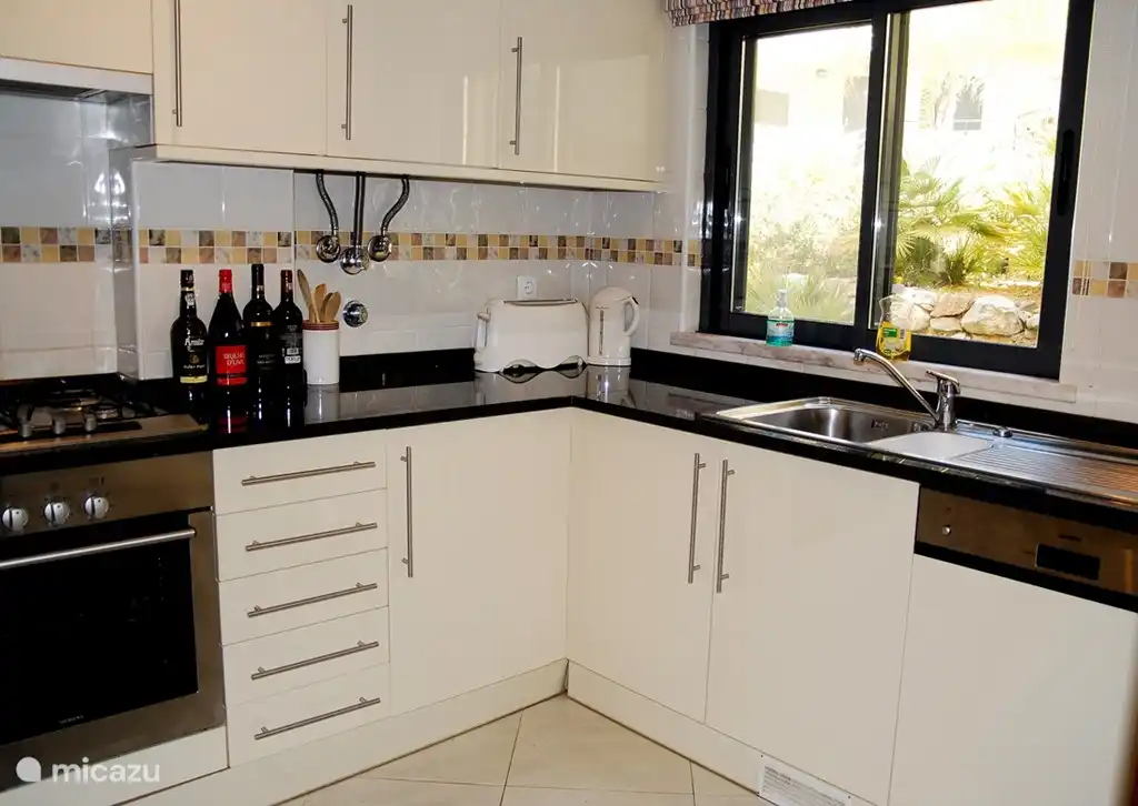 Il y a aussi une bouilloire, un grille-pain et un lave-vaisselle