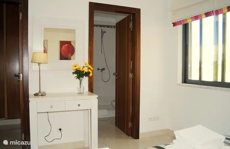 Accès à la salle de bain attenante et au walk-in.