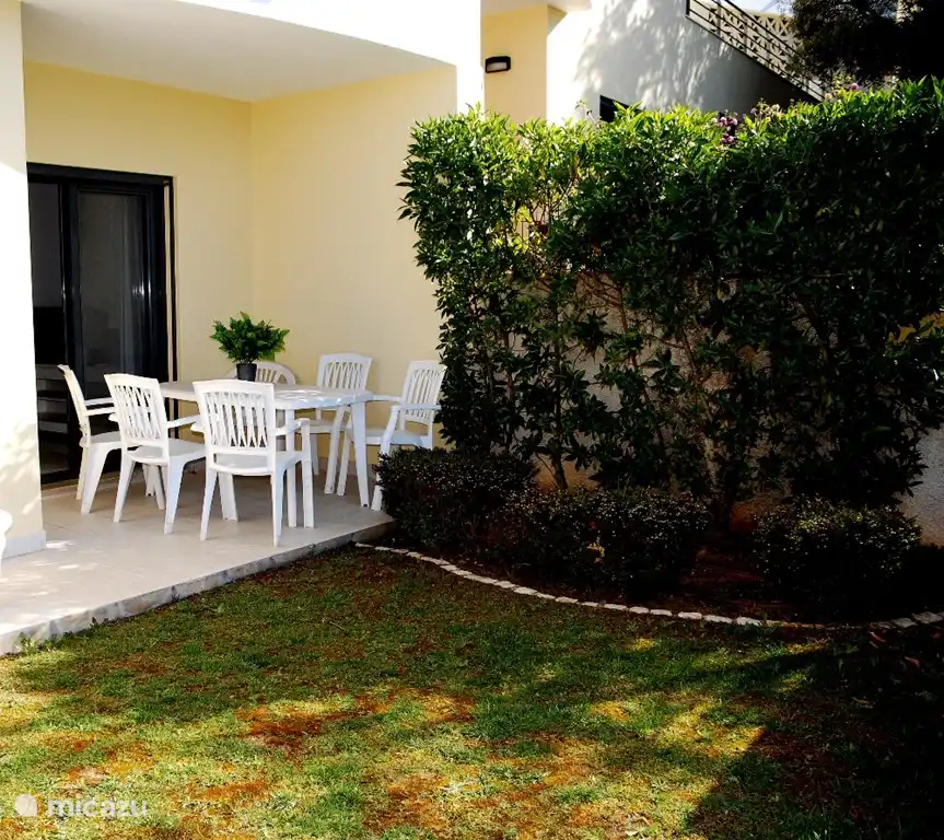 Le jardin est orienté plein sud, donc soleil toute la journée.