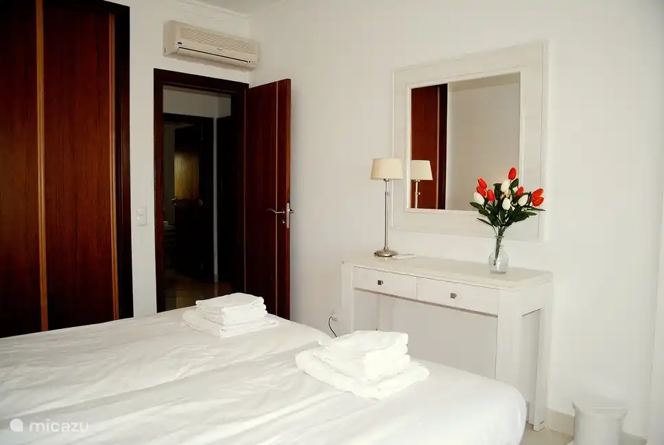 Voici une coiffeuse avec miroir.