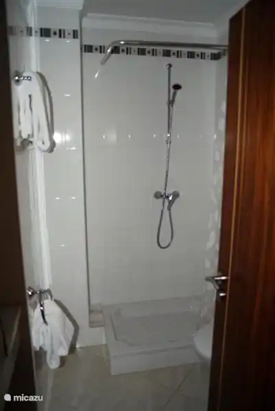 Cette salle de bain appartient à la 'chambre principale'.