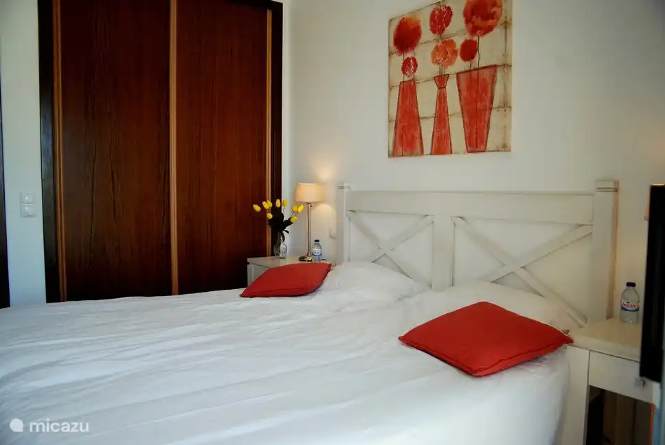 Comme dans les autres chambres : une spacieuse armoire encastrée.