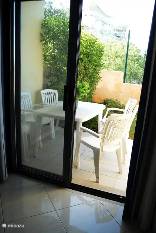 Vous entrez dans le jardin par la porte coulissante.