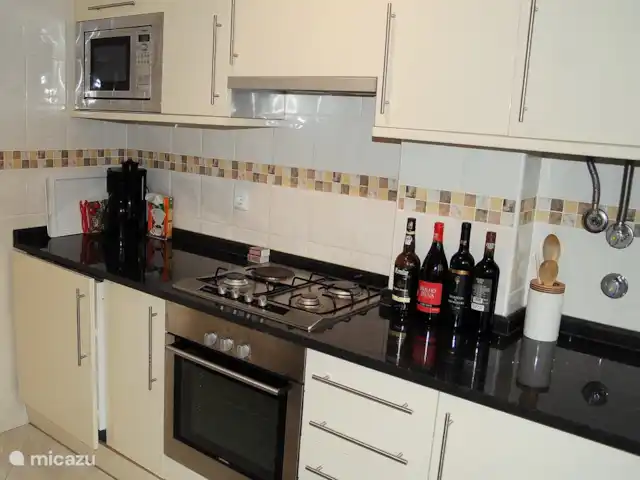Vista Marina | Portugal, Algarve, Albufeira - maison de vacances La cuisine est équipée d'un four micro-ondes, de plaques de cuisson, d'un four, d'un lave-linge et d'une cafetière.