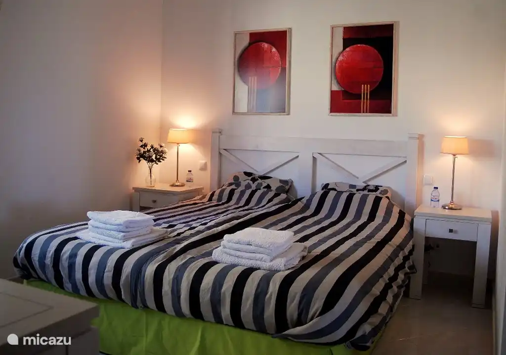 La spacieuse chambre principale dispose d'un matelas avec deux couettes.