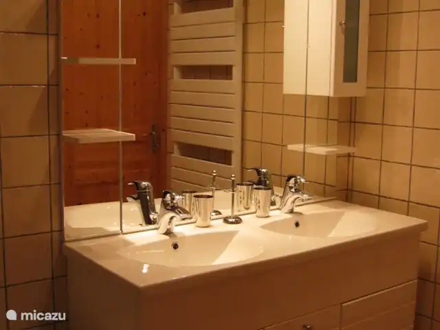 Location de Vacances France, Indre, Lignac, maison de vacances - Le Chêne Meubles de salle de bain dans la salle de bain 1er étage