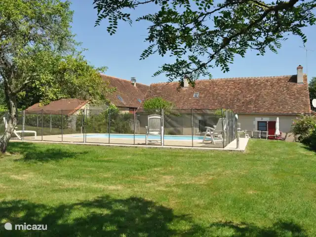 Location de Vacances France, Indre, Lignac, maison de vacances - Le Chêne Jardin avec piscine, la terrasse est située juste derrière la piscine