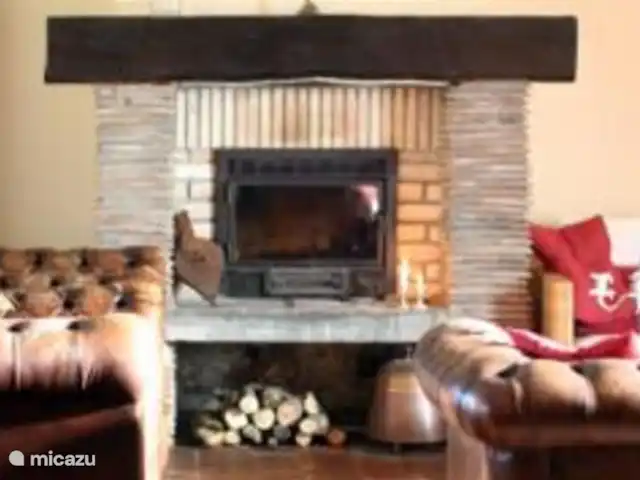 Location de Vacances France, Indre, Lignac, maison de vacances - Le Chêne Salon avec cheminée cosy pour les soirées d'automne