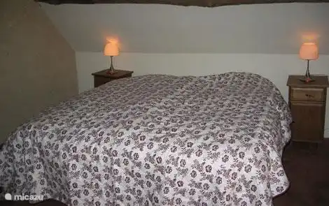 Chambre au premier étage avec jolies lumières, toutes deux de 90 x 210