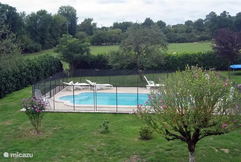 Jardin avec piscine pour un plongeon merveilleusement rafraîchissant !