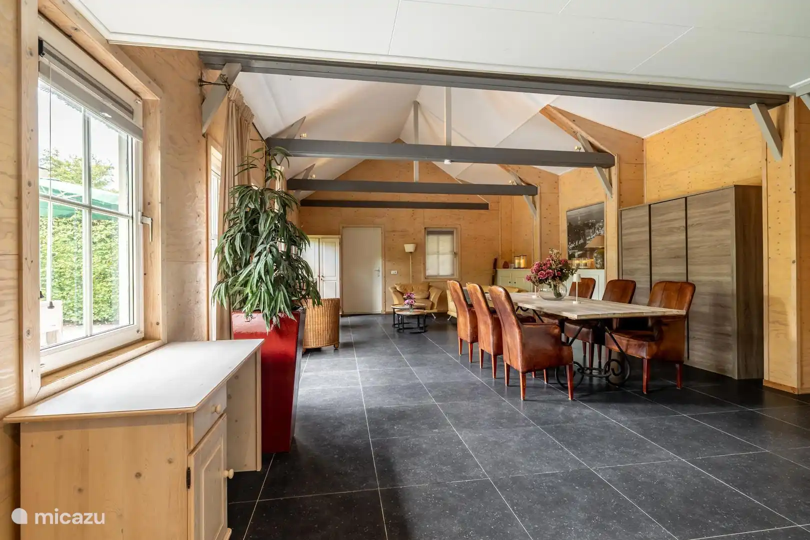 Aanzicht woon,eetkamer.