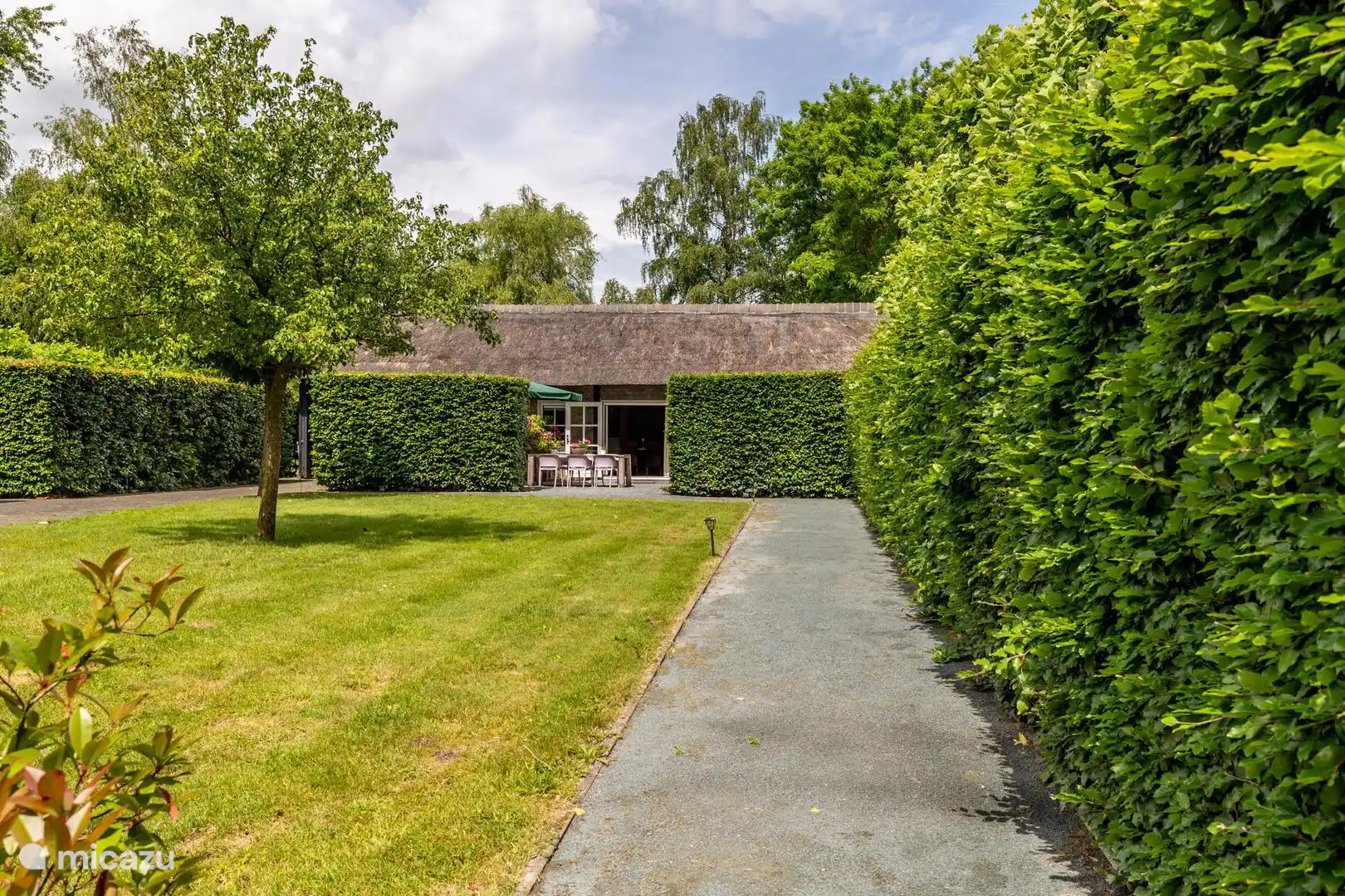 Pad wat naar de cottage loopt