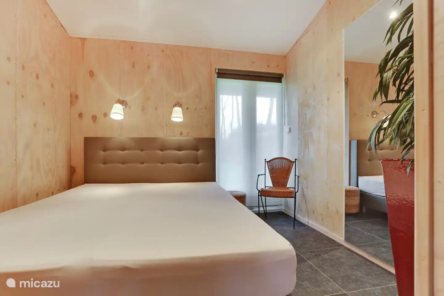 Schlafzimmer 2 mit Boxspring und Terrassentüren.