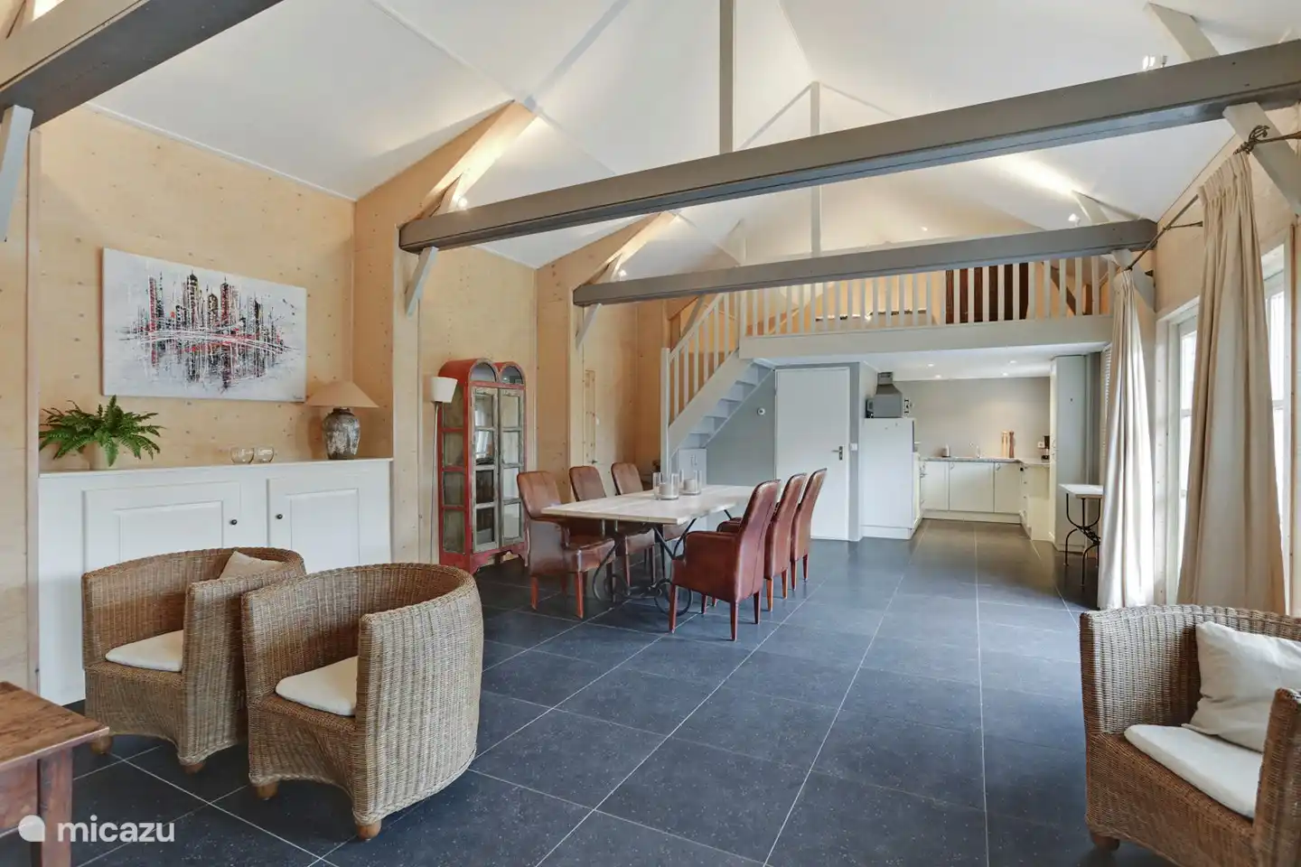 Schönes großes Wohnzimmer mit Essbereich