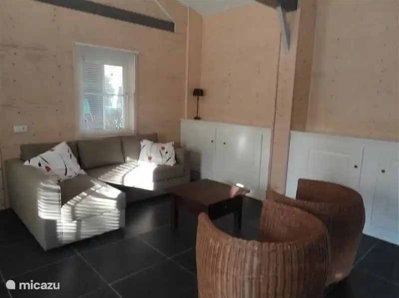 Der Winkel wird mit der Möglichkeit kombiniert, um in ein Bett umwandeln