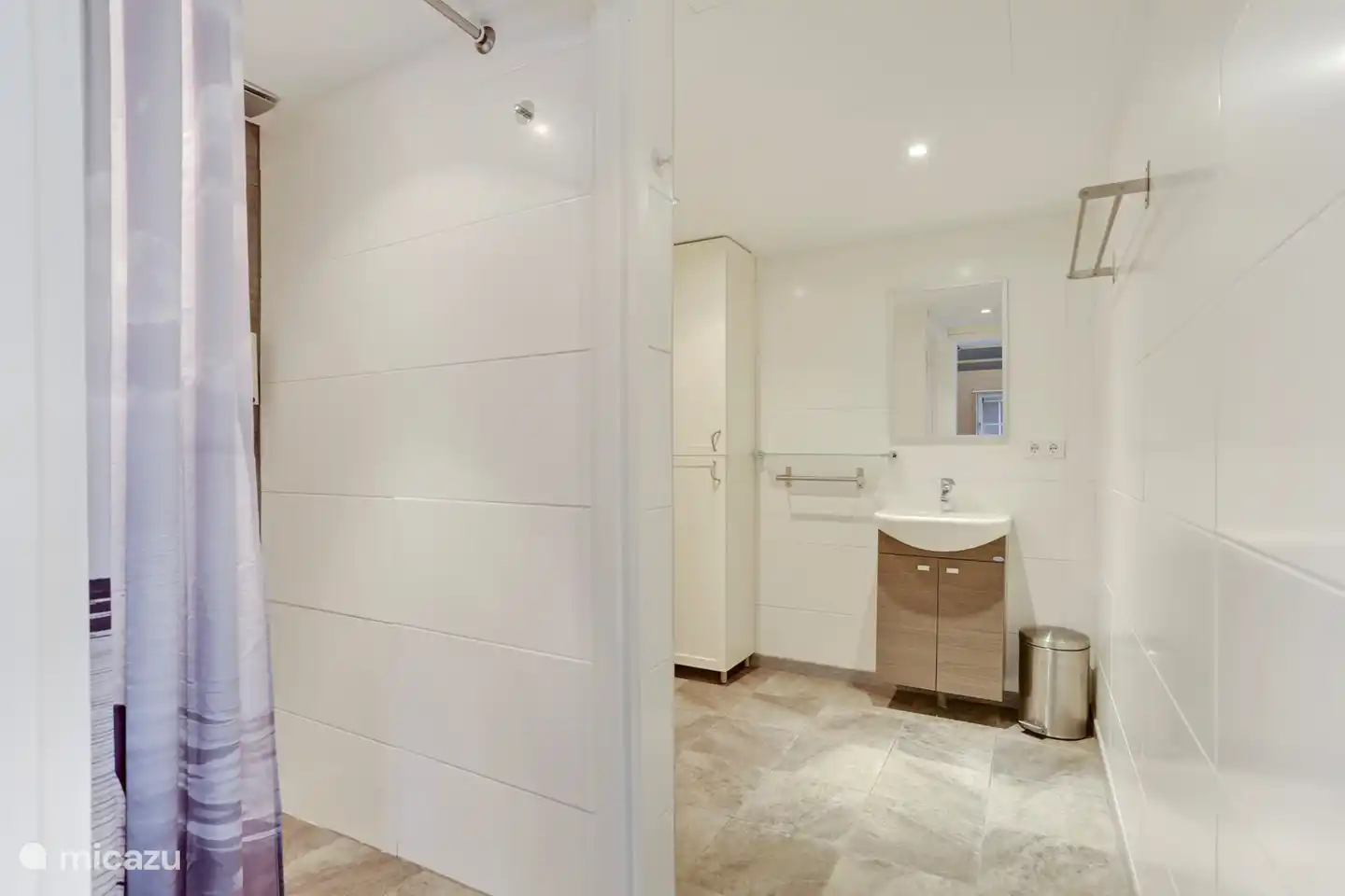 Schönes Badezimmer mit Dusche und Waschbecken