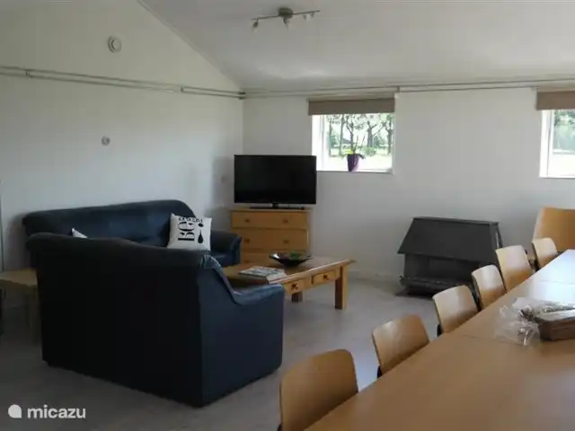 Les Vlaes | Pays-Bas, Brabant-Septentrional, Venhorst - maison de vacances Le coin salon dans le salon, avec foyer au gaz et canapé 3 et 2 places. L'espace sera repeint et décoré dans les mois à venir.